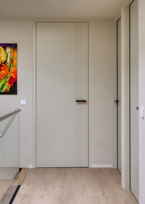FREESLIJNDEUR WIT 4 VERTICALE LIJNEN MAATWERK PLAFONDHOOG FRANK VAN DEN BOOMEN DEUREN